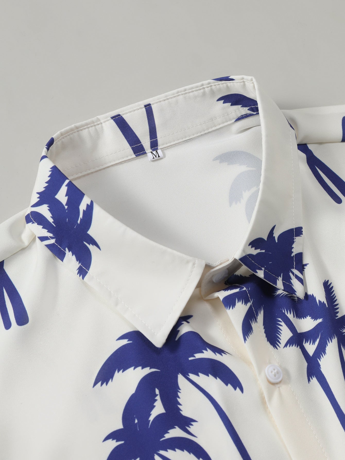 Camicia a Bottone con Stampa di Palme & Pantaloni da Bagno a Media Lunghezza con Coulisse
